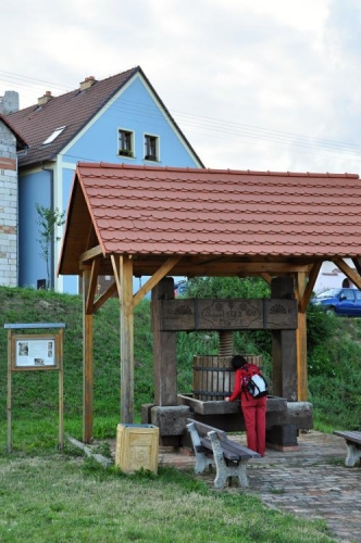 Vypadá to jako studna, ale jedná se o lis na vinnou révu. Voda se na Moravě až tak moc nepije...