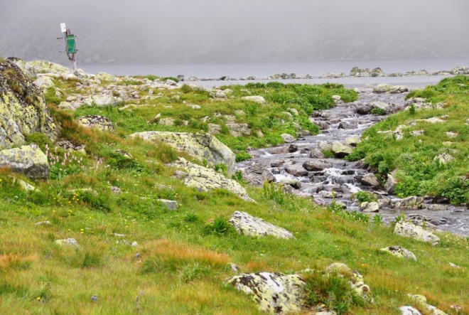 Velké Hincovo pleso leží ve výši 1 945m a je 700m dlouhé. 