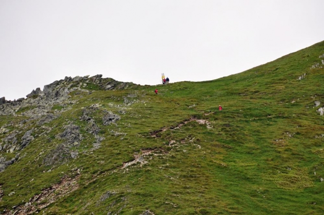 Do sedla stoupá docela dost turistů, většině výstup k plesům nestačí. Nám tentokrát ano, Markéta zůstala dole v serpentinách a ostatní se k ní raději hned vrací.