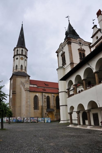 Kostel svatého Jakuba skrývá nejvyšší gotický oltář na světě. Vyroben je z lipového dřeva. Bohužel na prohlídku bychom skoro hodinu čekali a tak se musíme spokojit s průzkumem zvenčí.