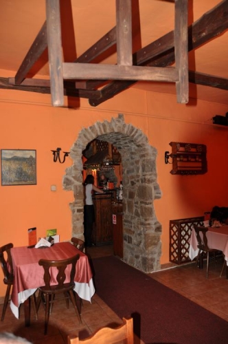 Restaurace v horní části náměstí jsem měl možnost navštívit již před několika lety, kdy jsme zde také poobědvali. Interiér bývalé konírny je velmi zvláštní a stojí určitě za návštěvu. 