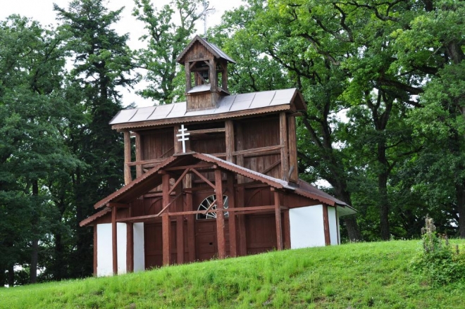 Po přejezdu pod vrchol Mariánské hory je jen co by kamenem dohodil k Bazilice Panny Marie. Původně zde stála pouze dřevěná kaplička podobná této.