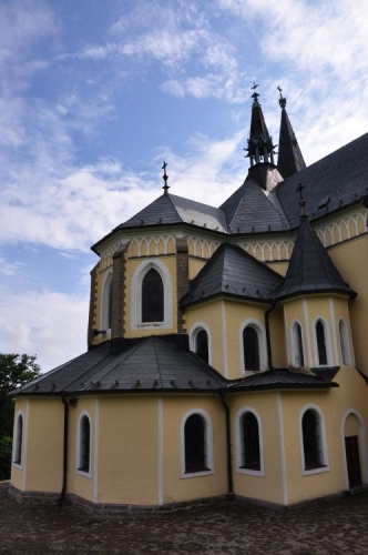 Celý kostel jde jen s obtížemi vyfotografovat celý a tak to zlouším po částech.
