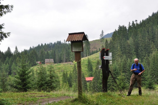 Ve Stanišovském sedle tak musíme na chvíli orazit. Moc není jasná další cesta, zorientujeme se až důkladnou analýzou mapy.