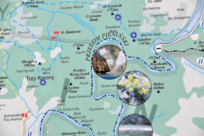 Naše kroky ale nejprve míří do výšin národního parku Pieniny. Ten je vyhlášen na Slovenské i na Polské straně hranice. Na rozdíl od minulosti již můžeme bez problémů přejít most na polskou stranu a stoupat ke Třem Korunám, atraktivnímu cíli cesty.