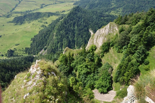 Okolní skály shora tolik nevidíme, na komplexní pohled musíme počkat dolů.