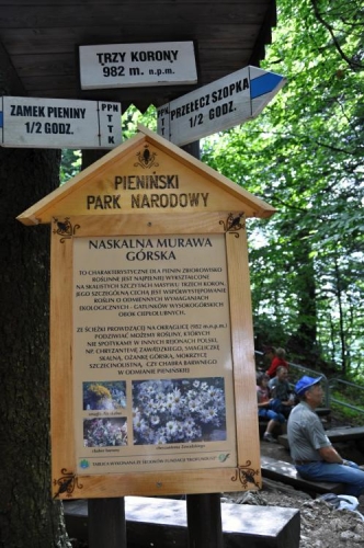 U rozcestníku je malé hlediště s lavičkami. Návštěvnost těchto míst je velká.