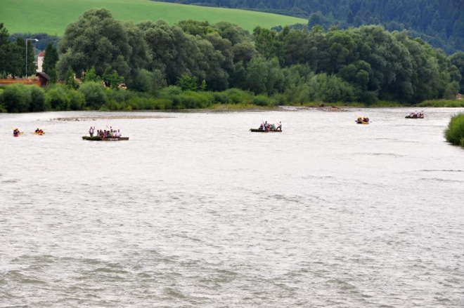 Pltě jsou vlastně dřevěné vydlabané vory, ne klády, které jdou rozebrat a znovu sestavit. Jen tak je možné dopravovat je zpět na start. Konec plavby je totiž u Lesnice v hlubokém kaňonu.
