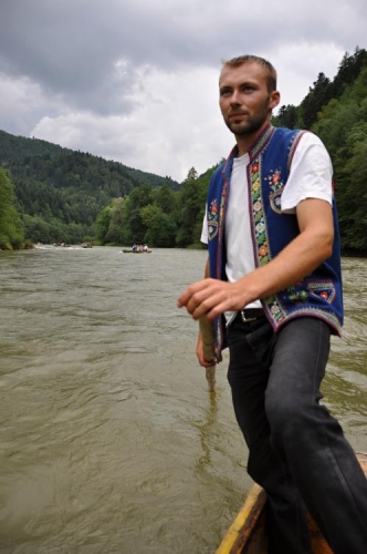 Popisovat na fotkách to, co je v textu a co jsem prožíval už nebudu. Z výrazu sympatického pltníka našeho raftu ale vidíte sami, že zahynout by mne nenechal...