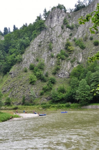 Za chvíli mi pltě zmizí za zatáčkou a objevuje se krásná scenérie soutoku Dunajce s Lesnickým potokem.