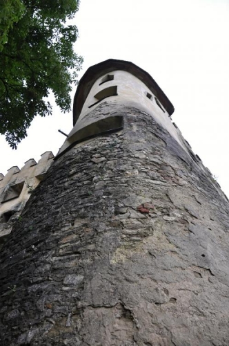 Druhá strážní věž z hlubokého podhledu.