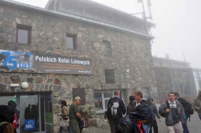 Tady nahoře by se mlha dala krájet a tak to na výhledy, na které jsme se těšili, moc nevypadá.