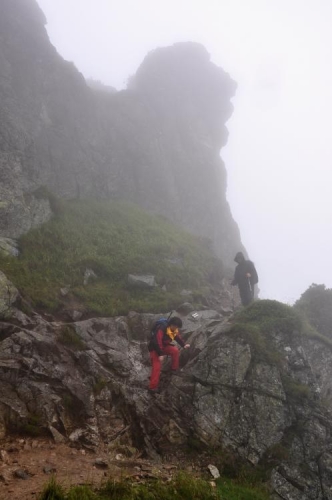 Jen tento kousíček stál, co by lezecký terén, za řeč. Míříme totiž na západ k Červeným vrchům a to jsou již travnaté a nadherné Roháče.