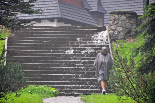 Přes dvě hodiny jdeme v pořádné slotě a už vůbec není třeba dávat pozor na nějaké louže. Zaprvé jsou úplně všude, jdeme vlastně dolů potokem, a zadruhé už na nás není nitka suchá. Od spodní stanice lanovky musíme ještě pěšky k autu. Jdu první a vše již ignoruji. Dokonce i správnou cestu k autu a tak se solidárním Romanem docházíme víc než kilometrovou oklikou poslední.