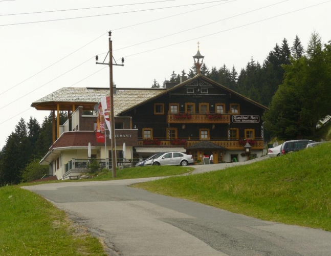U Gasthofu Reithof byl v 6 sraz. S Hankou jsme tam přišli v půl čtvrté, já nikoho nezahlédl, tak jsme se šli znovu koupat do potoka (tentokrát celí, ale po jednom :-) ). Ostatní se však schovávali za stavením, což jsme zjistili naštěstí až po koupání.
