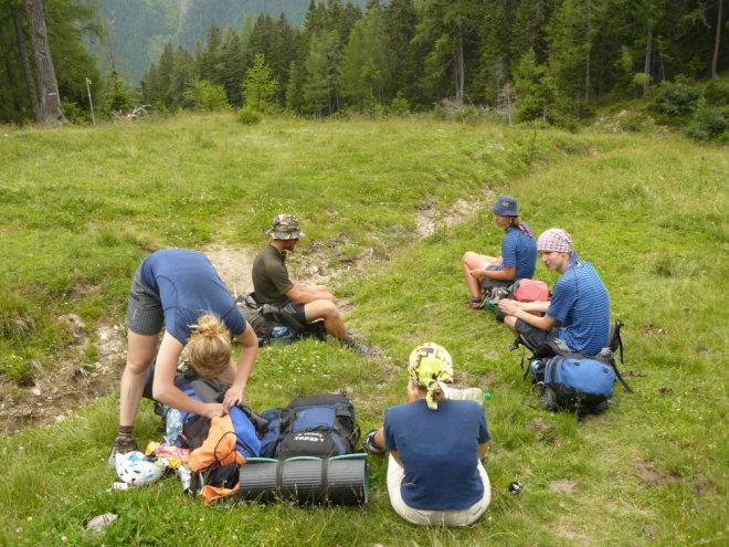 Pauza při odpoledním stoupání (vlevo Hanka, dole Radim, nahoře Gabča a vpravo Kuba a Martina). Také už máme první defekt na batohu, utrhla se totiž část popruhu. S provizorním řešení však Hanka nakonec celou túru přežila.