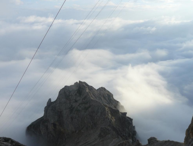 Pohled na mračné moře (visící asi ve 2400 metrech, my už byli u ledovce ve 2600 m).