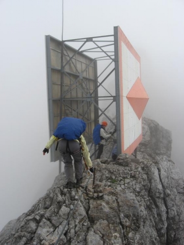 Ferrata vede i skrz tuto zajímavou konstrukci. Asi slouží záchranářům, ukazuje totiž na lanovku. (Martina)