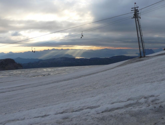 Kdesi v dáli za Totes Gebirge svítí i slunce.