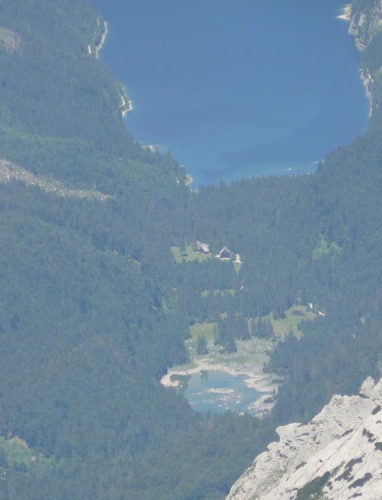 12 krát přiblížené jezero Gosausee, kam budeme sestupovat. Leží zhruba v 1000 metrech nad mořem. (Na 200 mm objektiv však zdaleka nemám ...). 