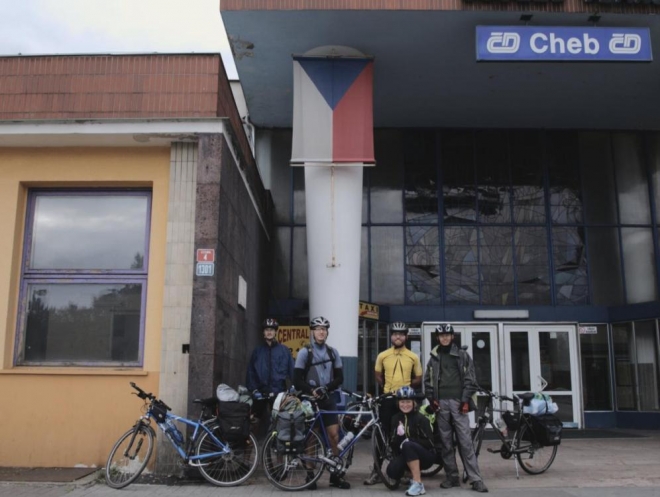 V Chebu před nádražím mají českou vlajku, a tak pod ní děláme společné foto. Tedy vlastně znovu stavíme po pár metrech (Radim)