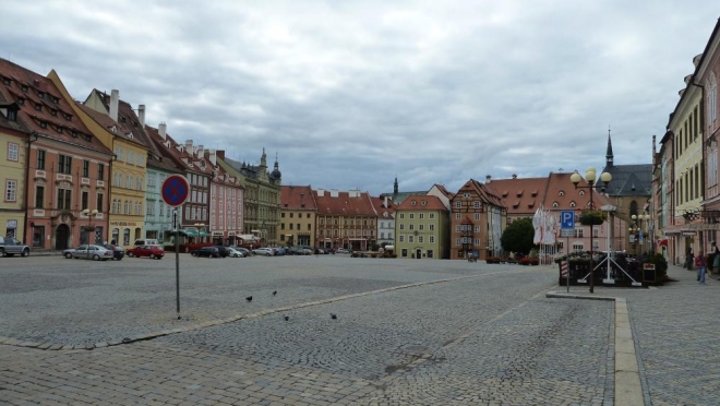 Náměstí v Chebu, podobně jako v Jihlavě, se čím dál tím víc svažuje, takže by se dalo označit za "logaritmické náměstí" (tvar připomíná graf logaritmu). (Tom)