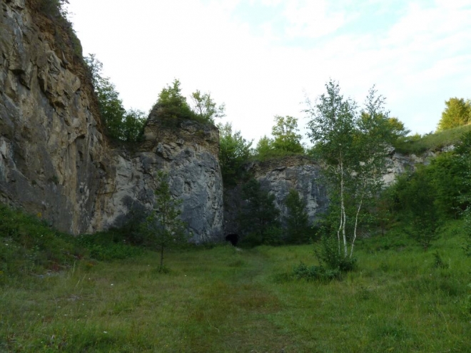 Lom Kobyla, pohled k tunelu, jímž se dá mezi skály přijít. (Tom)
