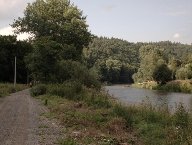 Vcelku slušná cesta okolo řeky, hlavně tu nic nejezdilo. (Radim)