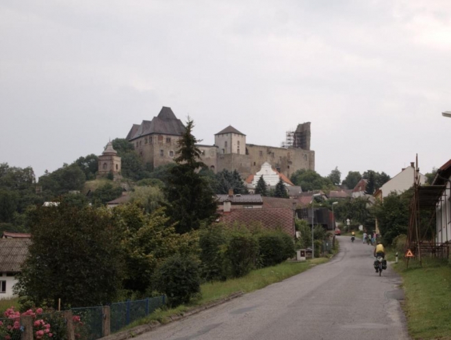 Lipnice nad Sázavou. Pod tím hradem se loučíme s Pavlem. Dál uháníme tak rychle, že už z toho úseku nejsou ani fotky. (Radim)