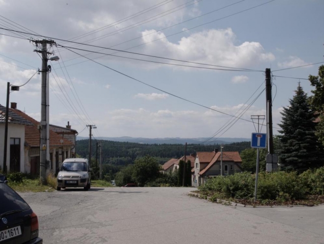 Pěkně pitomá vesnice Okrouhlá, kam se muselo dlouho stoupat po nepěkných silnicích (typických pro okres Blansko) jen, aby se pak zase kleslo. Navíc tam měli vedro ... (Radim)