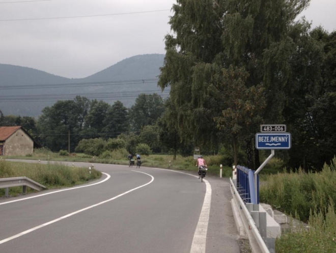 Ani na mapy.cz skutečně potok u Mořkova jméno nemá. (Radim)