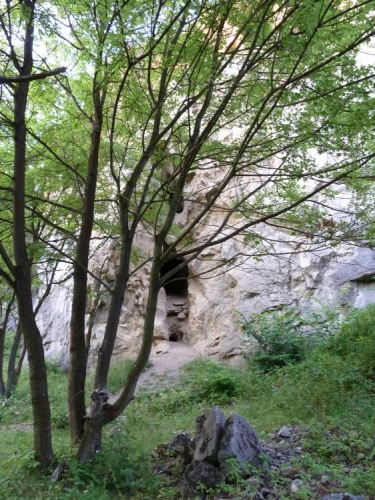 Jeskyňka v lomu, ale jen malá a krátká (Tom)
