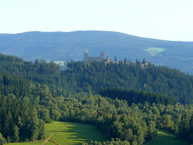 Výhled na hrad Kašperk z vrcholu
