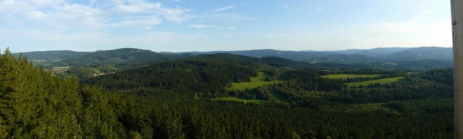 Panorama Šumavy. Kromě Javorníku a Kašperku, jež mám přiblížené, byl vidět ještě třeba Roklan a Poledník. Na ty bych však potřeboval jiný objektiv.