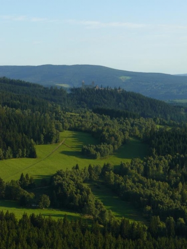 Na Čechy vcelku pěkně upravená krajina pod Kašperkem. V Rakousku či Německu by byla určitě urovnanější, ale čeho je moc, toho je příliš ... :-)