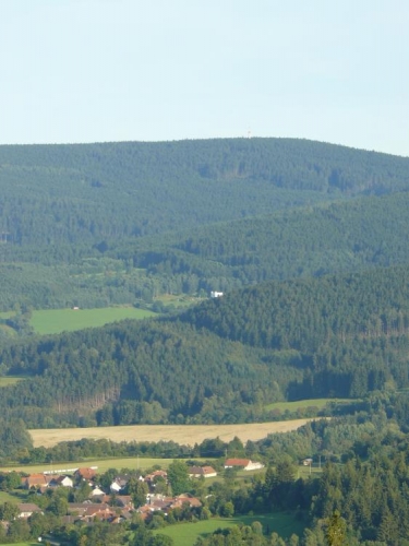 A Javorník. Ani tak blízkou rozhlednu za tohoto počasí můj foťák moc nevzal. Vesnice dole jsou Nezdice na Šumavě, kterými jsem necelou hodinu po vyfocení projížděl.