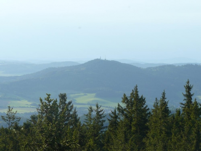 Svatobor s rozhlednou na druhou stranu od Sušice. Je docela blízko, třeba to bude další pěkný cíl. :-)Za ním si však můžete všimnout přibližujícího se špatného počasí, které mě popohánělo na zpáteční cestě.