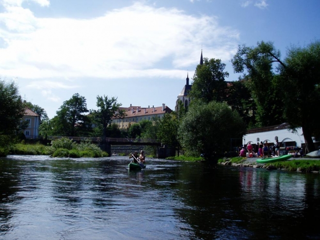 Z Vyššího Brodu vyjíždí naše tři lodě před jedenáctou. Řeka je v sobotu plná lodí a raftů. Není divu, počasí slibuje vlastně poprvé od začátku prázdnin velmi teplé a stálé počasí, a tak kdo může, vyráží alespoň na víkend na vodu. Ostatní řeky jí moc nemají, proto jsme se nakonec místo Otavy rozhodli pro Vltavu i my. Jez ve "Vyššáku" nakonec přenášíme, protože tady lodě dostávají velkou prdu pod zlomem a nechceme hned v začátku riskovat nějaké ztráty na majetku. Herbertov se sklouzává a to už je jiná. Nabíráme s Lukášem spoustu vody a jen tak tak se dovalíme ke břehu. 