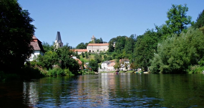 První zastávku děláme naproti kempu U tří veverek, kde se na nás okamžitě vrhne plno nažhavených vos. Je vidět, že jim začala sezóna a tak je dráždí jakékoli pachy. Moc si proto těchto zastávek v místech, kde se srocují vodáci a vosy, neužijeme.