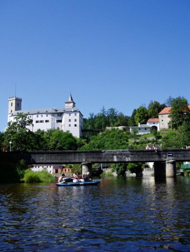 Rožmberkem se projíždí hezky. Jez je dnes dobře ošetřený a jedeme ho bez nahlížení. To ostatně není nutné i proto, že tu nejsme sami. Řeka je tady na horním toku loděmi přeplněná nejvíce. Ještě, že jde o jednosměrku...