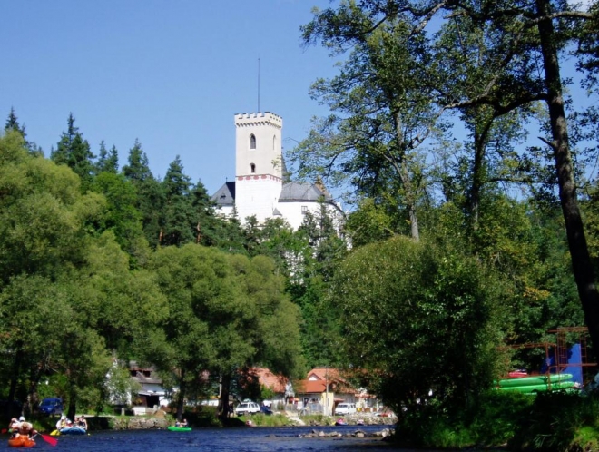 Nabádám Lukyho k focení a tak máme hrad několikrát z obou stran. Vltava tady obtéká skalní ostroh a výhledy na věže hradu jsou výstavní.