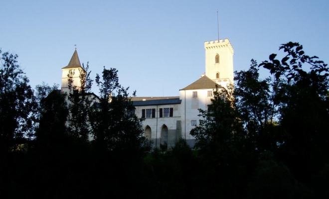 Poslední pohled vzhůru na hrad a jedeme kolem kempu U Nojdy k Závratné. Tady voda teče v peřejích a příjemně ubíhá směrek k Zátoni.