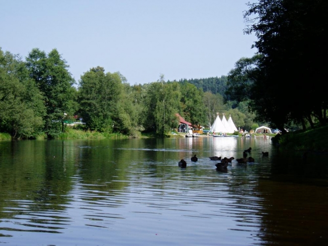 Večer Jirka s Petrem zjistili, že mají poškozenou stanovou tyč a tak se uchýlili do stanu s podlážkou nedaleko recepce (80,-Kč/noc). Polovinu noci nám zpříjemňuje dobře hrající trampská skupina, poslouchám ji ukryt ve stanu. Lukáš stan odmítl a spal v autě. Já zapomněl karimatky a tak nás trápila tvrdá zem. 