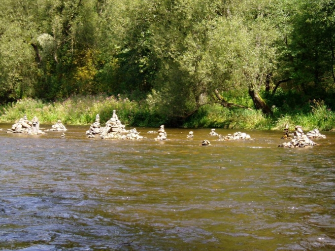 Podobně jako na Vydře, i tady si děti hrají.