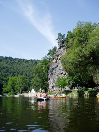 Dnes už moc barev na skále nezůstalo. Zato dále stojí hned pod ní jez Konopa a my v něm opět nabíráme velké množství vody. Zatím vyvázneme opět bez cvaknutí. Ke kempu ve Spolí je to jen kousek, dnes jsme jeli jen tři hodiny, proto jsem se rozhodl, že odjedeme s rodinou na chatu (necelých 20km) a ráno se k táborníkům zase vrátíme.
