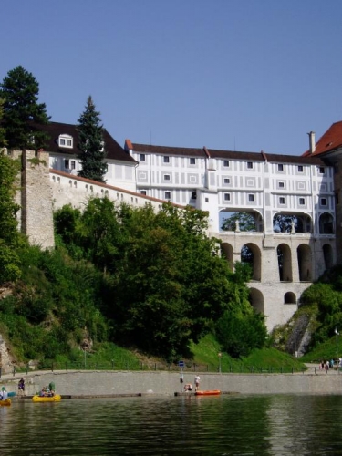 A s ním i jez U Jelení lávky. Atraktivní místo pro turisty i vodáky, kteří zde často obracejí své čluny o 180°.