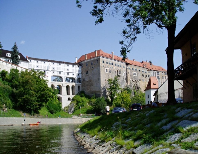 Zatímco Lukáš drží kanoi, já se snažím zjistit něco bližšího o jezu, pod kterým jsem se už párkrát nedobrovolně koupal. Jednou nám tady uplavala lahev s Božkovským rumem, aby ji tu po týdnu Luděk našel(!!!). Alespoň to s vážnou tváří tvrdí. Náhoda?