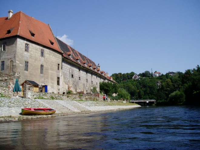 Kostel sv. Jošta na Latránu se podjíždí již na konci Vnitřního města. Tady také ústí "Myší díra", místo, kudy se dříve lodě přetahovaly. Jezy byly totiž často nesjízdné.