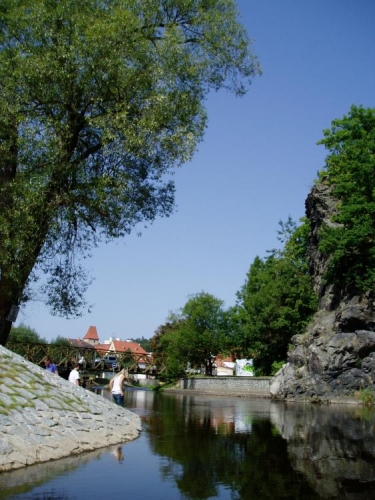 Kolem řeky je vše hezké a upravené. Protože jsem tudy kanoí jel naposledy před 17 lety, mohu se jen divit téhle změně k lepšímu.