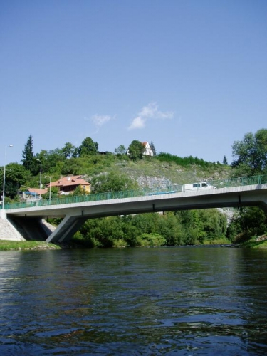 Podjíždíme most a na konci Krumlova ještě zastavujeme na malé občerstvení. Dáváme si spolu s vosami narychlo utopence a sekanou v housce, a frčíme rychle dál.